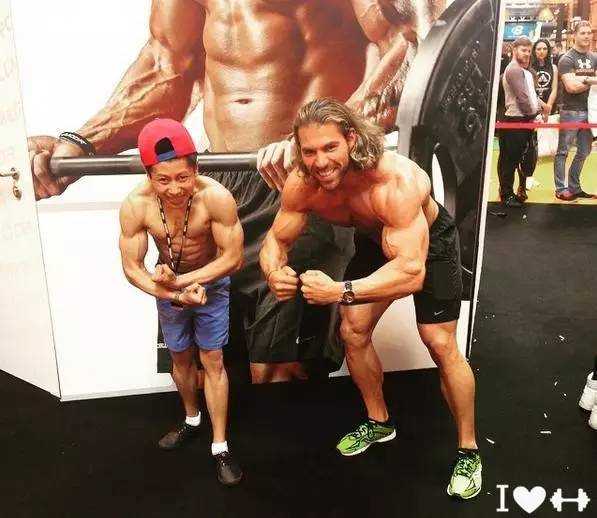 身高一米四七,精神顶天立地:英国亚裔小伙用肌肉铸就的生命传奇 尽管身高只有一米四七,但Choon Tan在健美舞台上展现出的自信与肌肉线条,让所有观众都为之动容,他的眼神中燃烧着不屈的火焰。