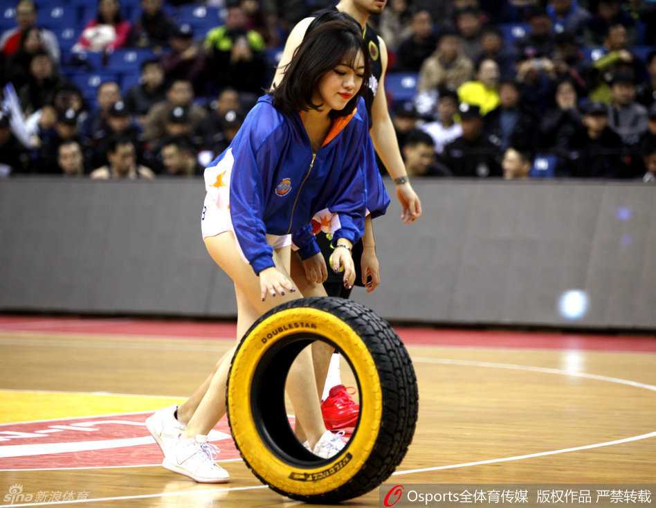 轮胎上的热舞精灵 见证齐鲁德比别样风情 音乐节奏加快,宝贝们瞬间爆发出无限活力,她们围绕着轮胎忘情热舞,飞扬的发丝和动感的舞步让全场气氛瞬间沸腾。