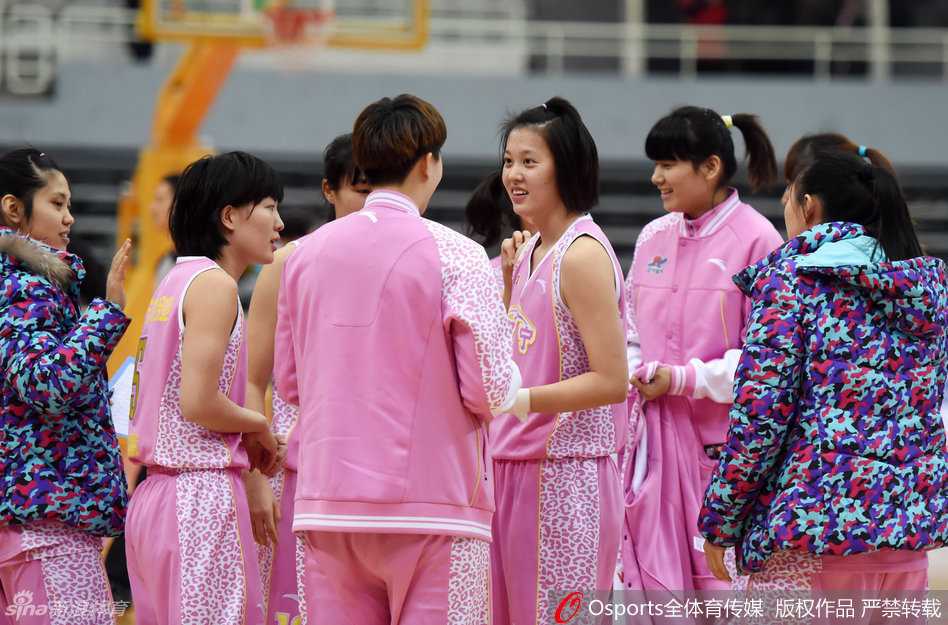 客场战胜强敌后，辽宁女篮全体队员在场上围成一圈，尽情庆祝这场来之不易的关键胜利，喜悦之情溢于言表。