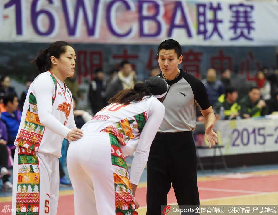 河南队外援帕克在防守失位后，情绪激动地冲向裁判，大声质疑刚才的判罚，脸上写满了不解与焦急。