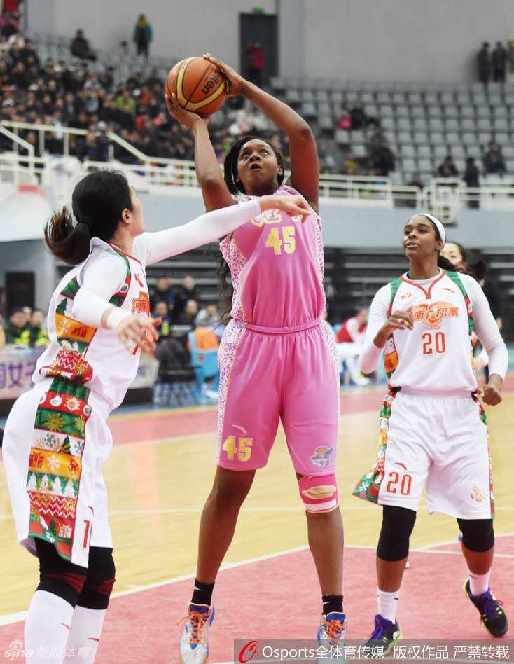 面对河南队的严密防守，辽宁外援利用强壮的身体强行挤开防守，在身体失衡的情况下依然将球送入篮筐，展现出了极强的个人能力。