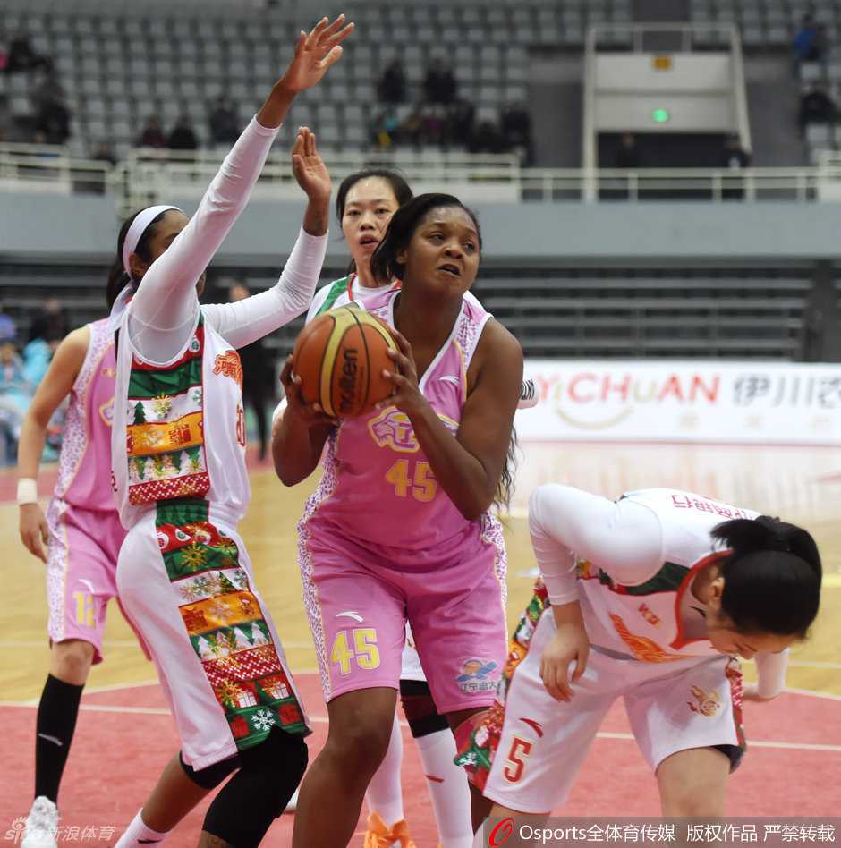 辽宁队外援布拉克斯顿在河南队内线多人包夹之下，依然强硬起身投篮，展现出不可阻挡的统治力。