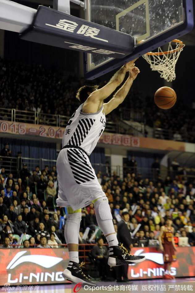 辽宁横扫千军昂首晋级四强 众志成城谱写季后赛最强音 场边的郭士强指导双手抱胸,目光如炬,表情严肃地注视着场上的一举一动,随时准备调兵遣将掌控全局。