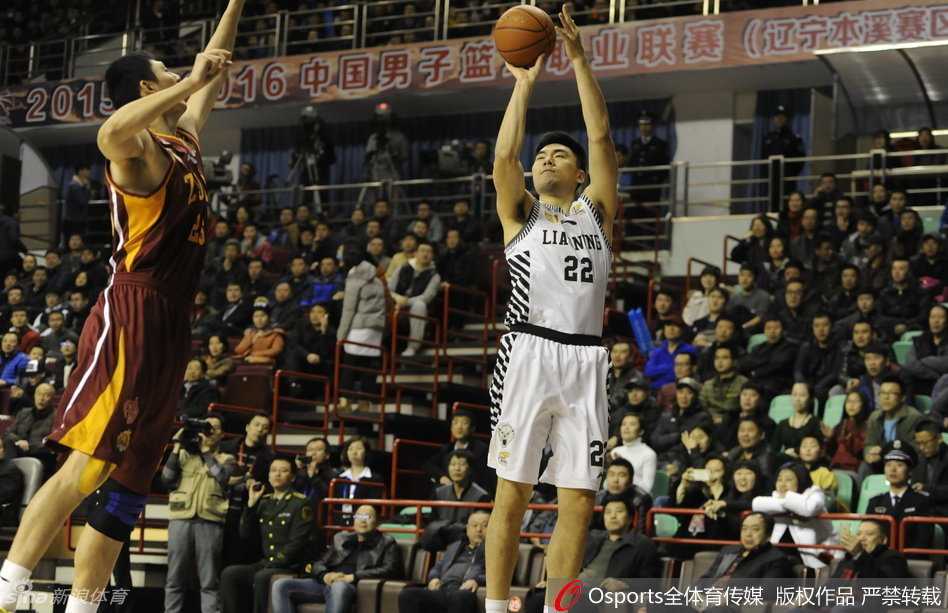 辽宁横扫千军昂首晋级四强 众志成城谱写季后赛最强音 替补奇兵刘志轩如利刃般撕裂对方防线,他持球强行突破,速度之快令对手只能望其项背。