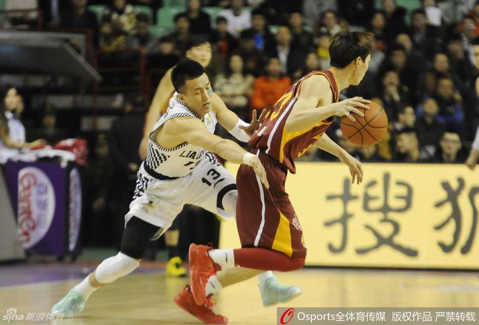 辽宁横扫千军昂首晋级四强 众志成城谱写季后赛最强音 外援兰多夫在内线卡位,面对巴赫拉米的贴身干扰,他眉头紧锁,肌肉紧绷,拼尽全力捍卫着篮下的领地。