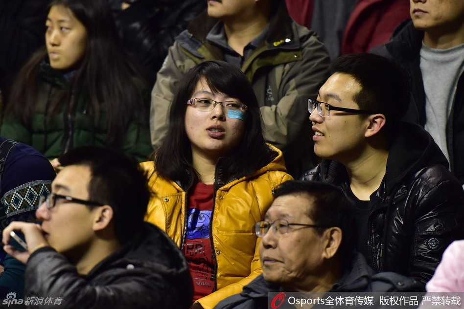 辽宁球迷贴“幸运符”声援郭艾伦 创可贴成主场最暖风景 几位球迷凑在一起,对着镜头展示他们脸上的创可贴,笑容灿烂而真挚。这枚小小的贴纸,不仅没有遮掩他们的面容,反而让他们对郭艾伦的爱显得愈发清晰可见。