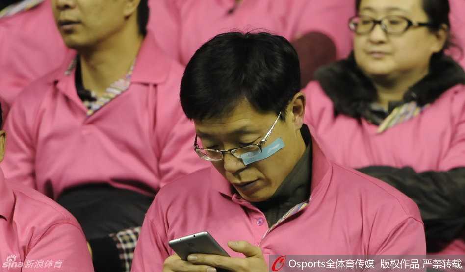 辽宁球迷贴“幸运符”声援郭艾伦 创可贴成主场最暖风景 最后再看一眼这枚创可贴的特写,蓝色的贴纸下,仿佛藏着郭艾伦坚毅的眼神和球迷们无尽的呐喊。它很小,小到可以轻易撕下;它又很大,大到承载了一整个赛季的温情与一座城市的篮球信仰。