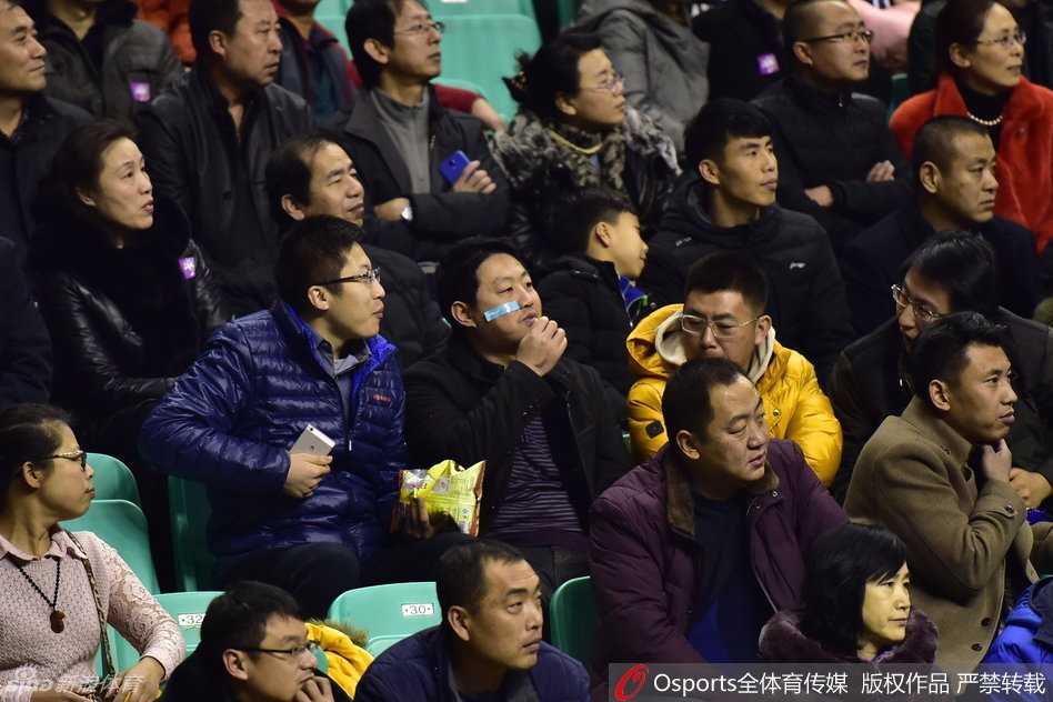 辽宁球迷贴“幸运符”声援郭艾伦 创可贴成主场最暖风景 比赛间隙,一位球迷难掩激动之情,双手高高举起,向场内呼喊。他脸上的创可贴随着表情的舒展而微微皱起,那是属于辽篮球迷独有的热血与浪漫。