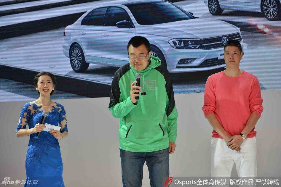 贺天举与韩德君并肩站在车展舞台上，两人神情专注地听着主持人讲话，一动一静之间，尽显辽篮将帅之间的深厚情谊。