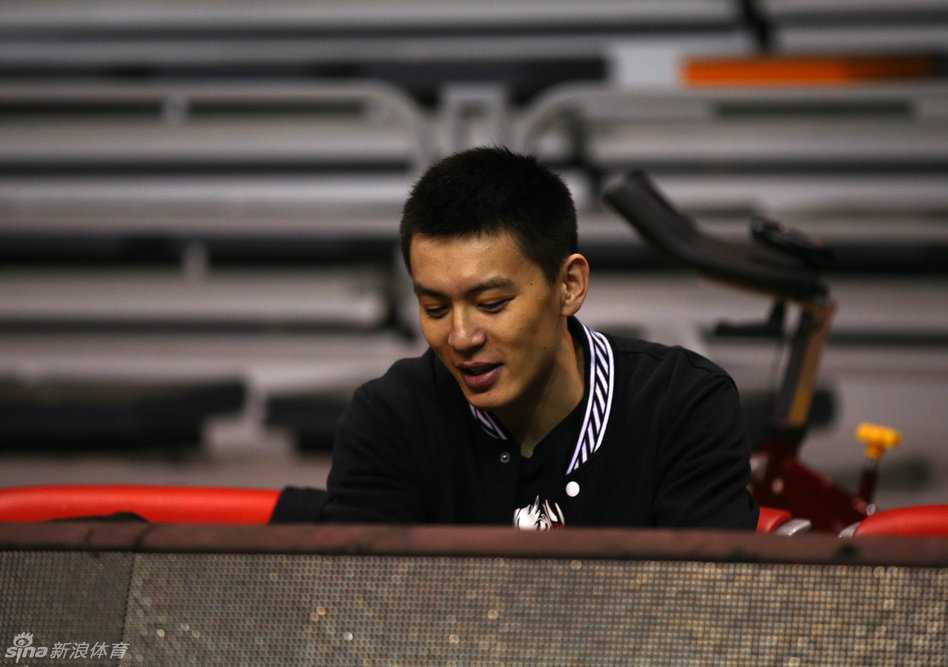 贺天举现身训练场进行投篮练习，高大的身材搭配柔和的投篮手感，神情专注地准备在新赛季大展拳脚