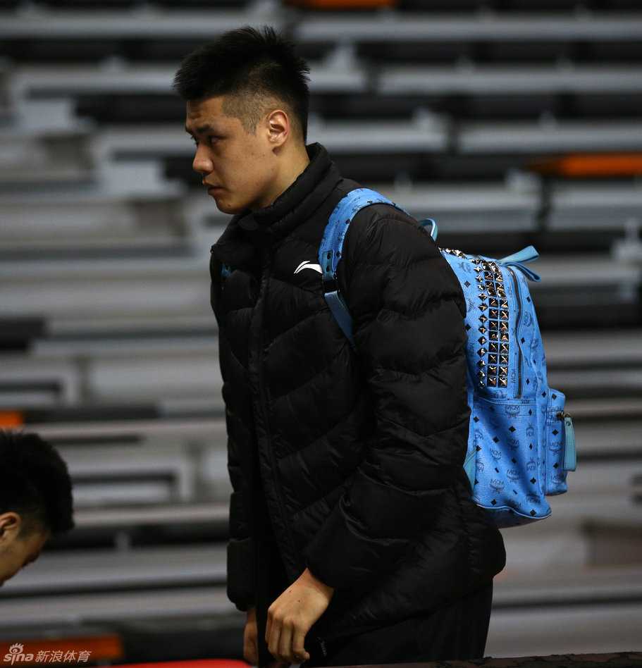 刘志轩在全神贯注地练习投篮，汗水浸湿了球衣，重复着枯燥的投篮动作只为在比赛中能稳稳命中每一球