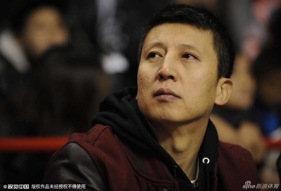 郭艾伦在签名后抬头与周围的球迷互动问候，他的脸上带着标志性的开朗笑容，似乎在向不远处的球迷打招呼。