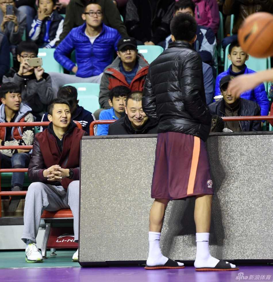 球迷们热情地伸出手中的球票和纪念品，围在郭艾伦身边索要签名。面对热情的球迷，郭艾伦耐心地一一满足大家的要求。