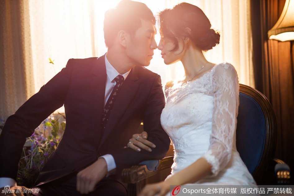 在复古风格的室内布景中，马壮轻搂张薇的纤腰，张薇则手捧香槟色花束依偎在爱人肩头，两人脸上洋溢着幸福而满足的微笑。