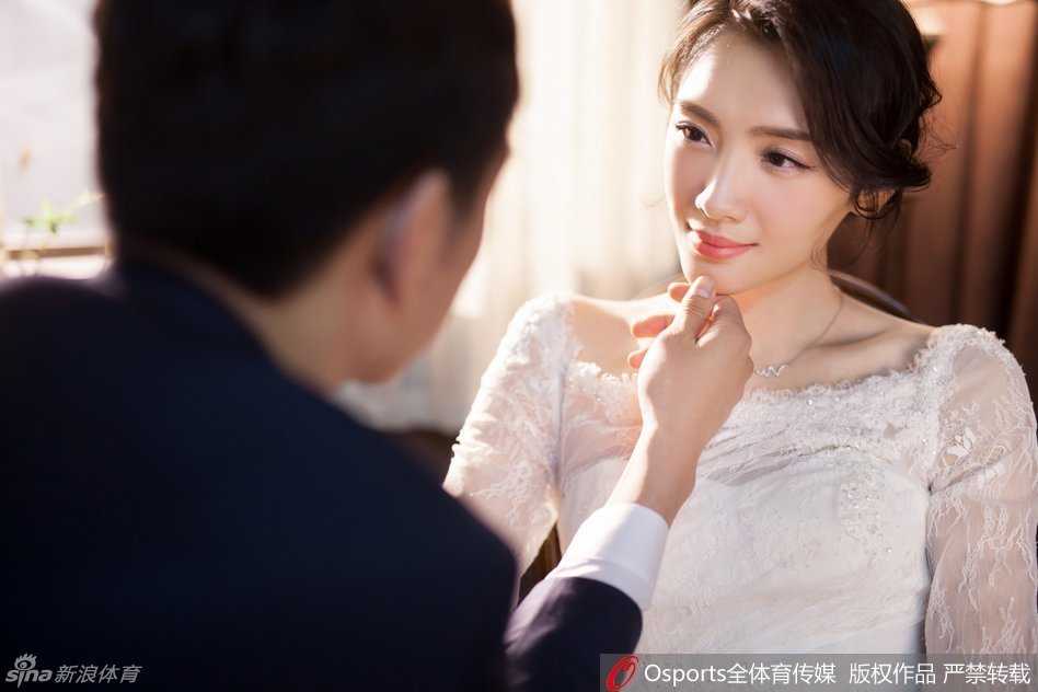 张薇身穿中式红色秀禾服端坐，金线刺绣更显华贵，马壮则身着同色系长衫马褂从身后温柔环抱，传统婚服的喜庆氛围浓郁。