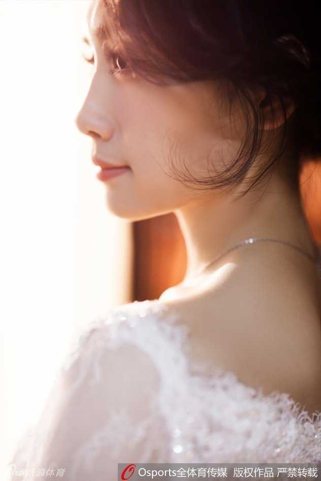 夜幕降临时分，马壮与张薇在城市的璀璨灯光背景下相拥而吻，礼服在夜色中格外夺目，浪漫的氛围弥漫在整个画面中。