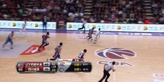 辽川争霸铸就经典瞬间 杨鸣奋不顾身救球 张春军转身上演华丽舞步 邓特蒙反击快下如追风逐电,强硬对抗后抛射命中,加罚一球点燃四川替补席激情