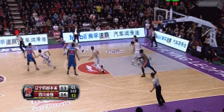 辽川争霸铸就经典瞬间 杨鸣奋不顾身救球 张春军转身上演华丽舞步 辽宁队长杨鸣犹如飞火流星,不顾一切将即将出界的篮球奋力拨回,点燃了全场反击的号角