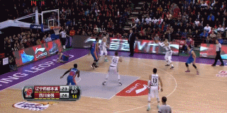 辽川争霸铸就经典瞬间 杨鸣奋不顾身救球 张春军转身上演华丽舞步 哈德森假投真传送出手术刀般直塞,韩德君心领神会轻松吃饼,诠释辽宁最强内外线连线