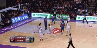 辽川争霸铸就经典瞬间 杨鸣奋不顾身救球 张春军转身上演华丽舞步 刘志轩空中漫步极致滞空,在防守球员落下瞬间轻盈挑篮,展现顶级腰腹力量