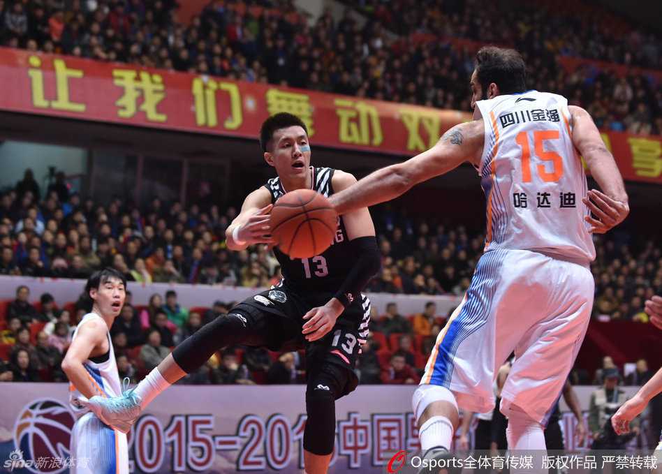 郭艾伦送出击地妙传，篮球仿佛穿越人墙，精准找到切入的队友