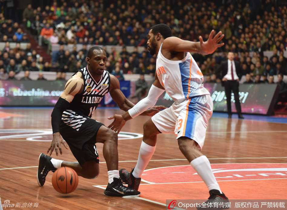 哈德森闲庭信步般背后运球，眼神中透露着自信与戏谑，戏耍防守者