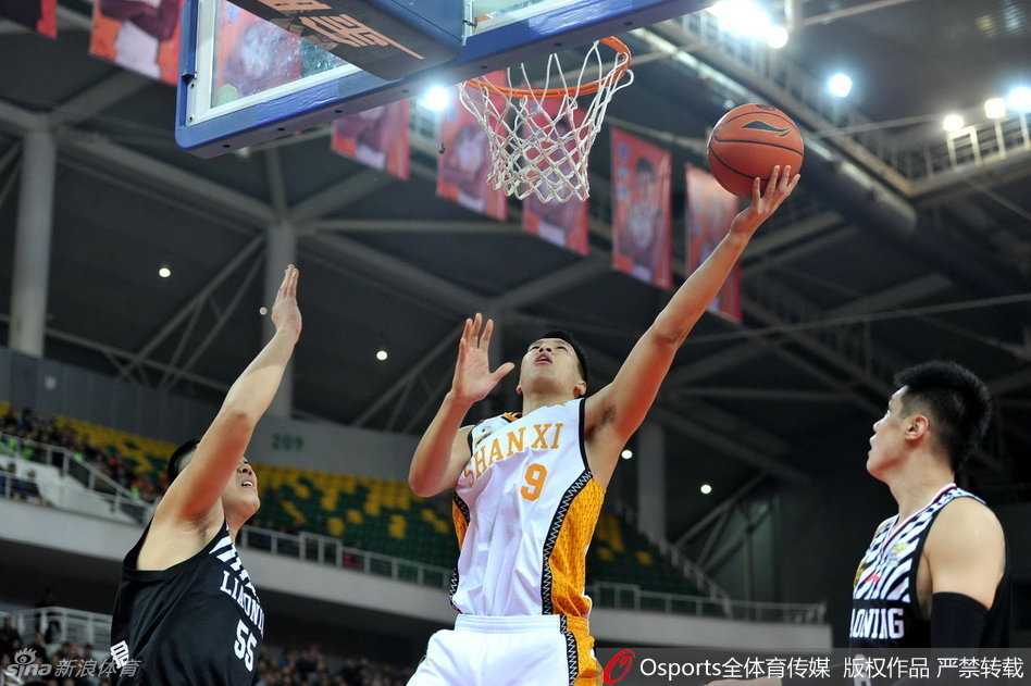 辽晋之战:继伟伤退,艾伦神突,兰多夫苦撑内线 兰多夫在内线接到传球,他利用强壮的身体倚住防守球员,准备强行起身攻击篮筐,手臂上青筋暴起,展现了极强的力量感。