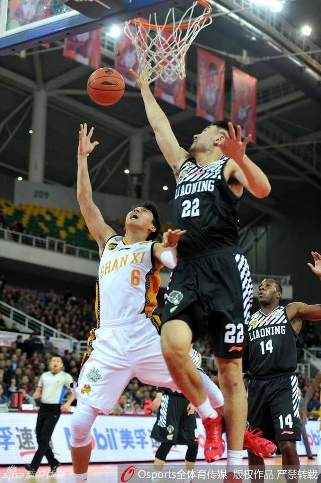 辽晋之战:继伟伤退,艾伦神突,兰多夫苦撑内线 郭士强指导在死球期间将队员们聚拢在身旁,他神情严肃地画着战术板,队员们围成一圈认真聆听,场边是受伤倒地的赵继伟。