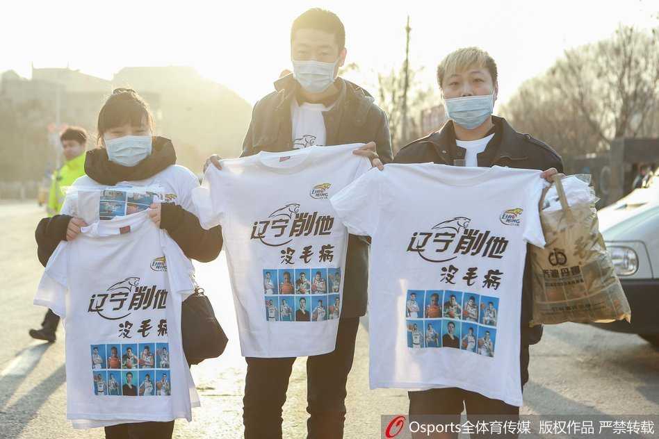 客场作战的辽宁球迷在四川体育馆看台上集体展示助威T恤，白色的方阵在红色的海洋中格外醒目，他们用坚定的眼神和口号反客为主。