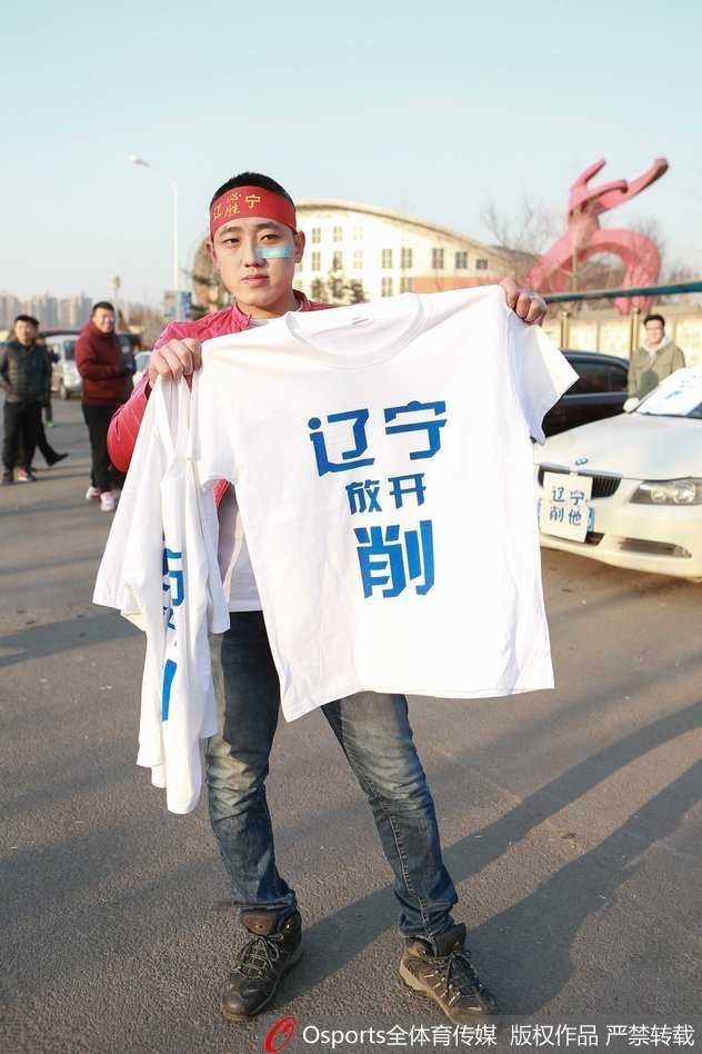 成都双流机场，数十名辽宁球迷统一身着助威T恤，高举“我爱辽篮”的横幅，等待心中的英雄降落，他们的脸上写满了期待与骄傲。