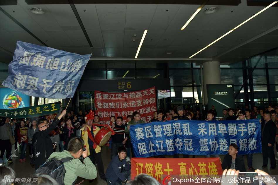 辽沈球迷含冤接机,标语声声讨伐篮协不作为 暮色降临,喧嚣过后的机场大厅渐渐恢复平静,但散去的球迷心中那团对主队热爱、对公平渴望的火焰,却从未熄灭,反而燃烧得更加炽烈。