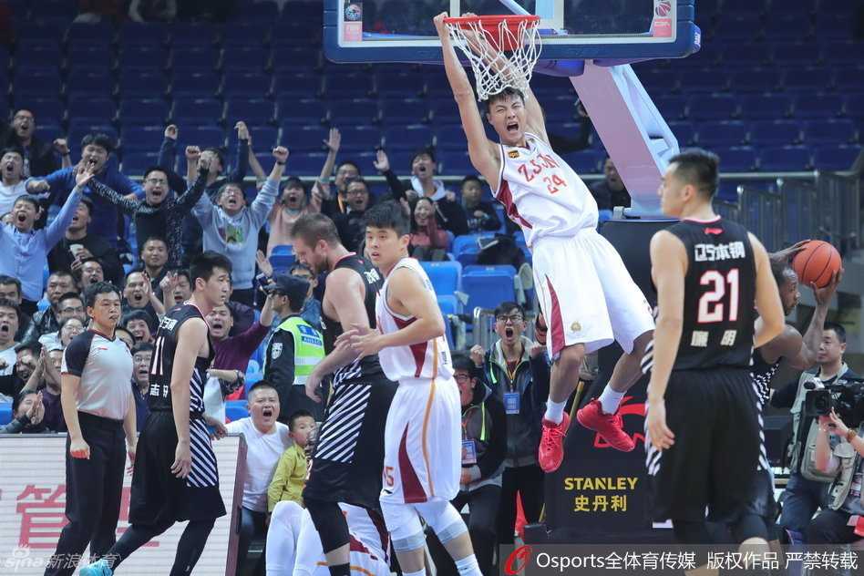 辽浙激战风云:张大宇死守硬抗哈德森,郭艾伦变速突袭掀反击高潮 张大宇张开双臂像一座高塔般死死缠住对手,眼神坚毅地紧跟辽宁外线箭头,脚步移动丝毫不慢