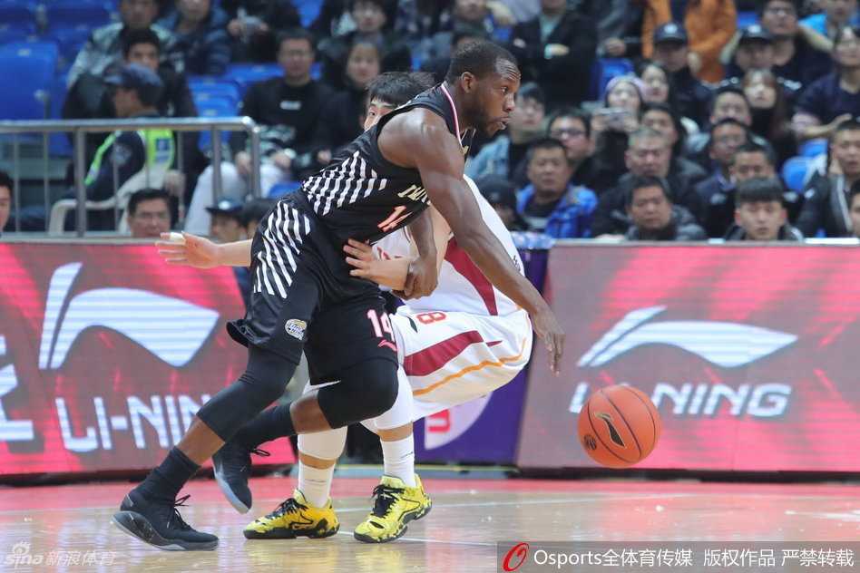 辽浙激战风云:张大宇死守硬抗哈德森,郭艾伦变速突袭掀反击高潮 张永鹏顶开防守强行起飞,在对抗中身体完全舒展,以强悍的姿态将球送向篮筐
