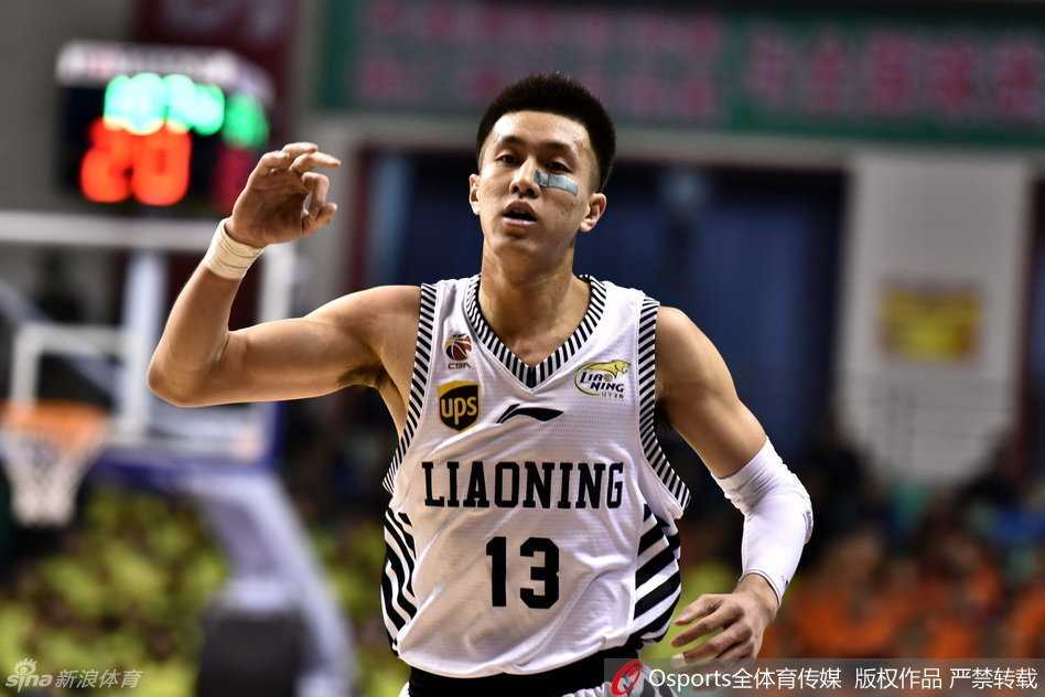 深圳外援布朗强行突破，虽然面前是两名辽宁队员的夹击，但他依然凭借劲爆的身体素质寻找着出手空间。