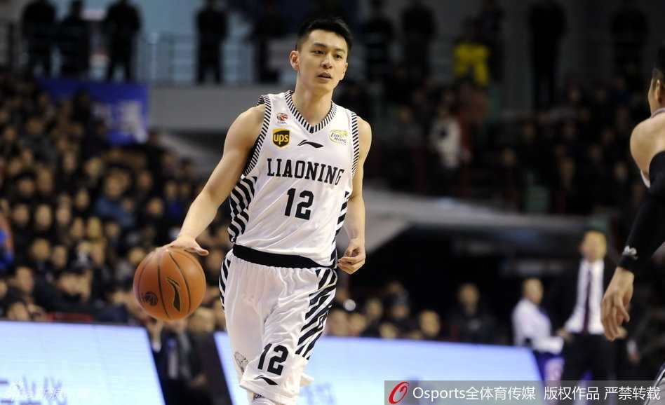 辽宁队队长杨鸣侧脸持球，眼神坚毅地望向篮筐，尽管岁月流逝，但他的球风依然潇洒，是球队不可或缺的精神支柱。