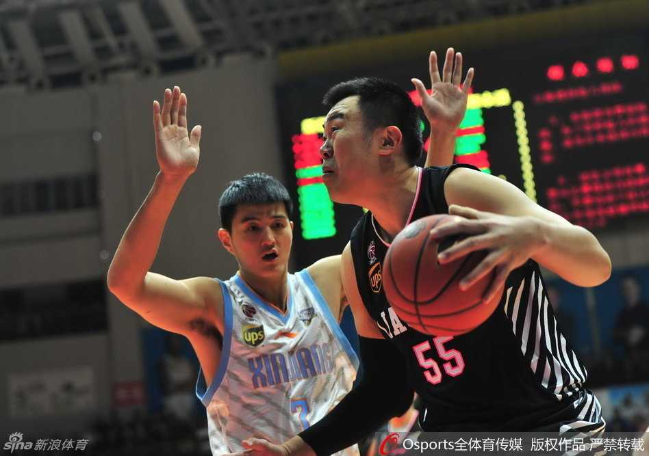 哈德森如利刃般切开新疆队防线，在对抗中高高跃起，手腕轻抖完成标志性的上篮