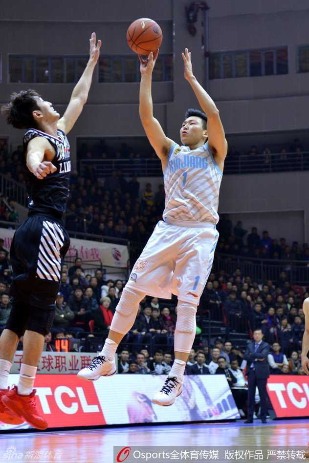 韩德君与周琦在篮下全力拼抢，贺天举也飞身加入战局，三人同时起手争抢皮球，这场内线肉搏战点燃了全场球迷的热情。