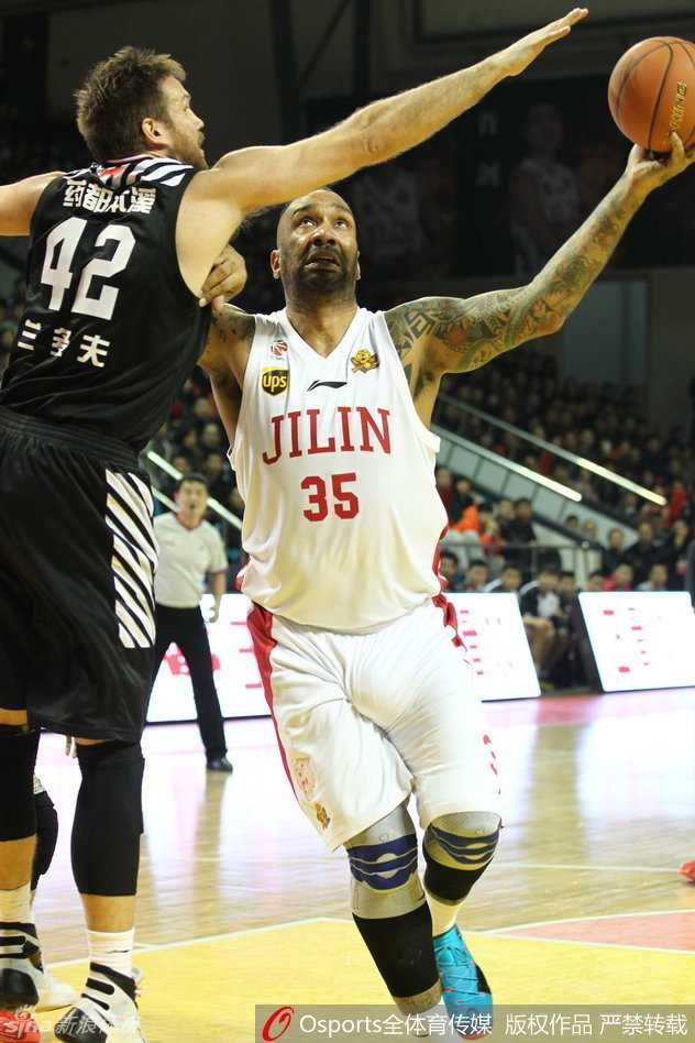 辽篮东北德比风云:郭艾伦的穿针引线与韩德君的铁壁防守 哈德森贴身紧逼马库斯,眼神坚毅,双手不断干扰,最终成功完成致命抢断奠定胜局。