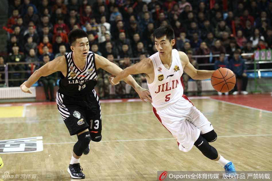 辽篮东北德比风云:郭艾伦的穿针引线与韩德君的铁壁防守 郭艾伦如闪电般运球突破,眼神犀利观察着吉林队的防线布局,随时准备撕开对手的防线。