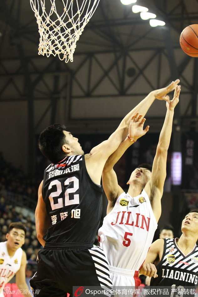 辽篮东北德比风云:郭艾伦的穿针引线与韩德君的铁壁防守 韩德君张开双臂,用庞大的身躯死死挡住马库斯的突破路线,上演了一出精彩的巨人防守。