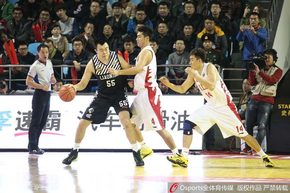 辽篮东北德比风云:郭艾伦的穿针引线与韩德君的铁壁防守 贺天举外线果断出手远投,篮球在空中划出完美弧线,手起刀落,三分入网瞬间点燃全场。