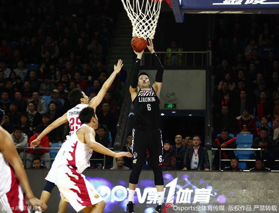 辽篮东北德比风云:郭艾伦的穿针引线与韩德君的铁壁防守 吉林队主教练在场边情绪激动,双手摊开愤怒质疑裁判判罚,现场气氛紧张到了极点。