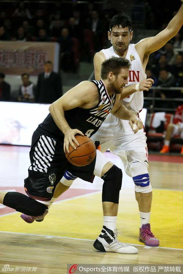 辽篮东北德比风云:郭艾伦的穿针引线与韩德君的铁壁防守 终场哨响,辽宁众将激动地聚在一起,汗水与笑容交织,共同庆祝这场来之不易的客场胜利。
