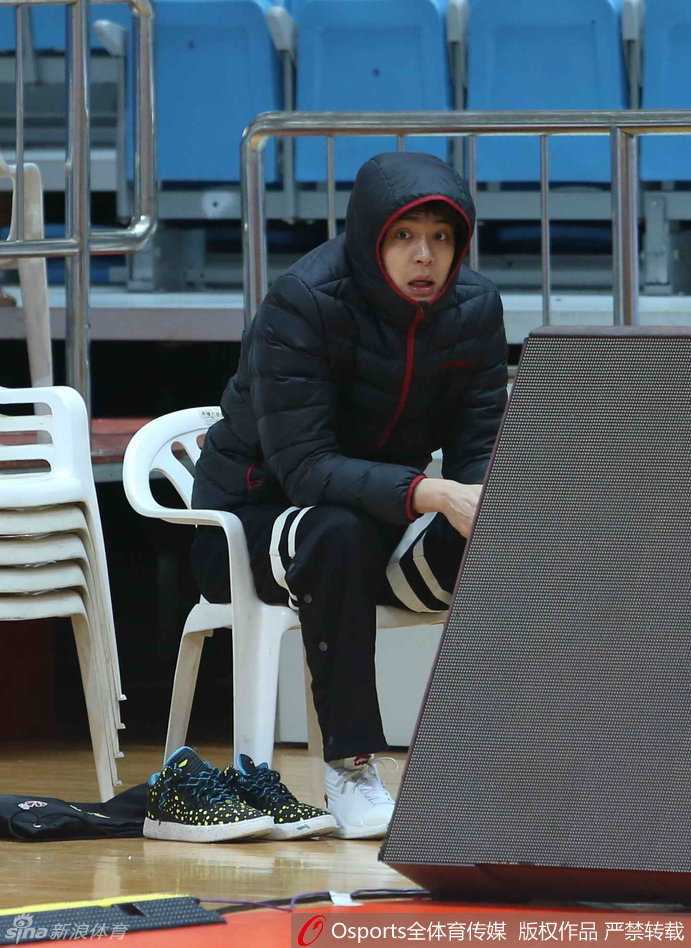 一位颜值颇高的辽篮队员在训练间隙回眸，额头上的汗珠晶莹剔透，微微一笑，堪称训练馆里一道亮丽的风景线。