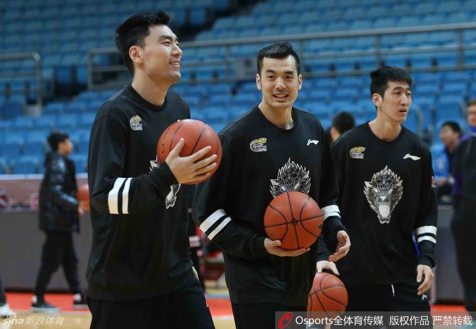 训练馆的角落，一位被罚站的球员将自己裹得严严实实，面壁思过，背影里透露出一丝倔强与反思。