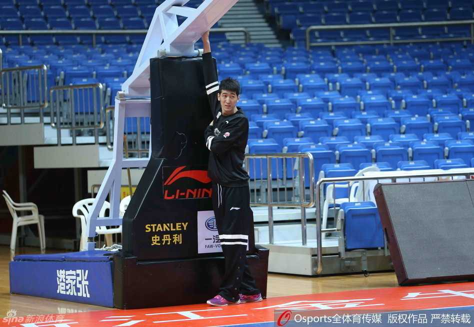 兰多夫在训练中展现柔和手感，一次漂亮的篮下虚晃后勾手命中，身旁的队友也不禁为他这次精彩的终结鼓掌。