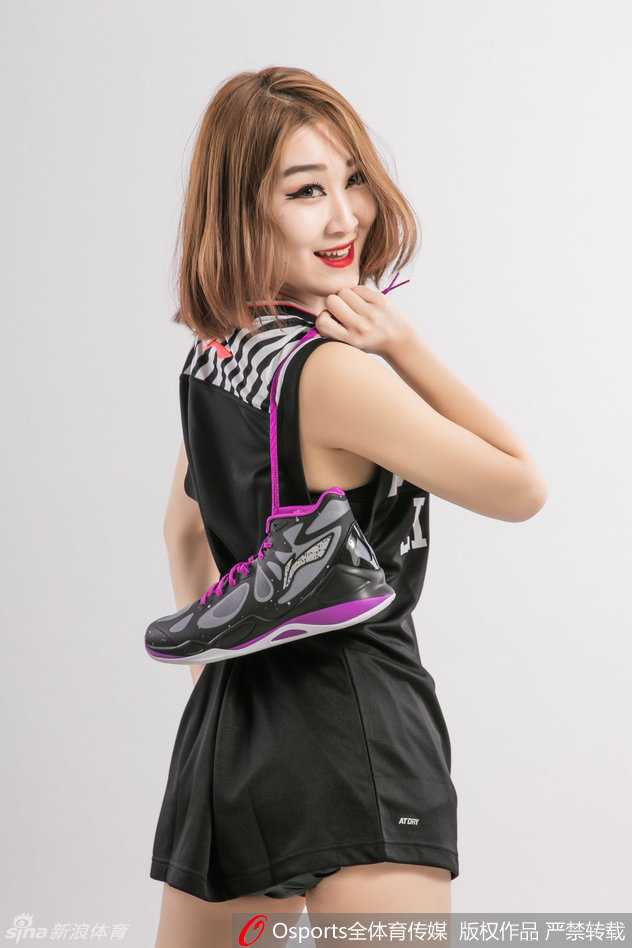 表演高潮瞬间，数位啦啦队员高高跃起，裙摆飞扬，手中的花球在空中划出优美的弧线，她们脸上洋溢的自信笑容仿佛能穿透屏幕感染每一个人。