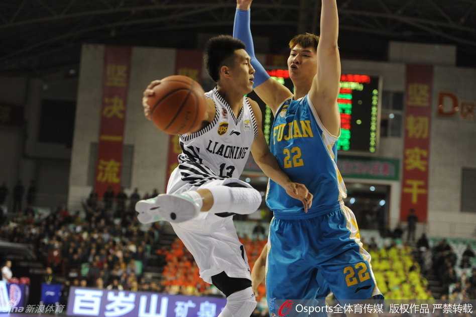 辽篮主场惜败福建:郭艾伦与王哲林的内线肉搏引爆全场激情 杨鸣在高速突破中优雅分球,动作舒展如弯刀划破防守,尽显球场指挥官风采