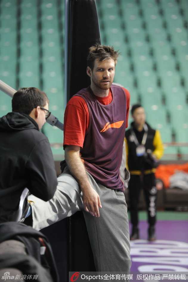 兰多夫在训练中拉伤大腿，只能在替补席上表情痛苦地进行压腿拉伸，试图缓解伤痛。