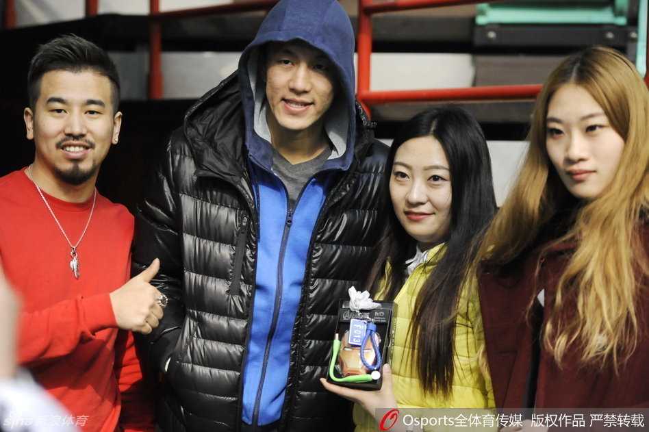 辽篮众将备战忙,郭艾伦获赠“面具侠”小礼物,训练场洋溢兄弟情 李晓旭和廉明在篮下进行加练投篮,两人神情专注,虽然只是日常训练却仿佛置身于真正的赛场之上。